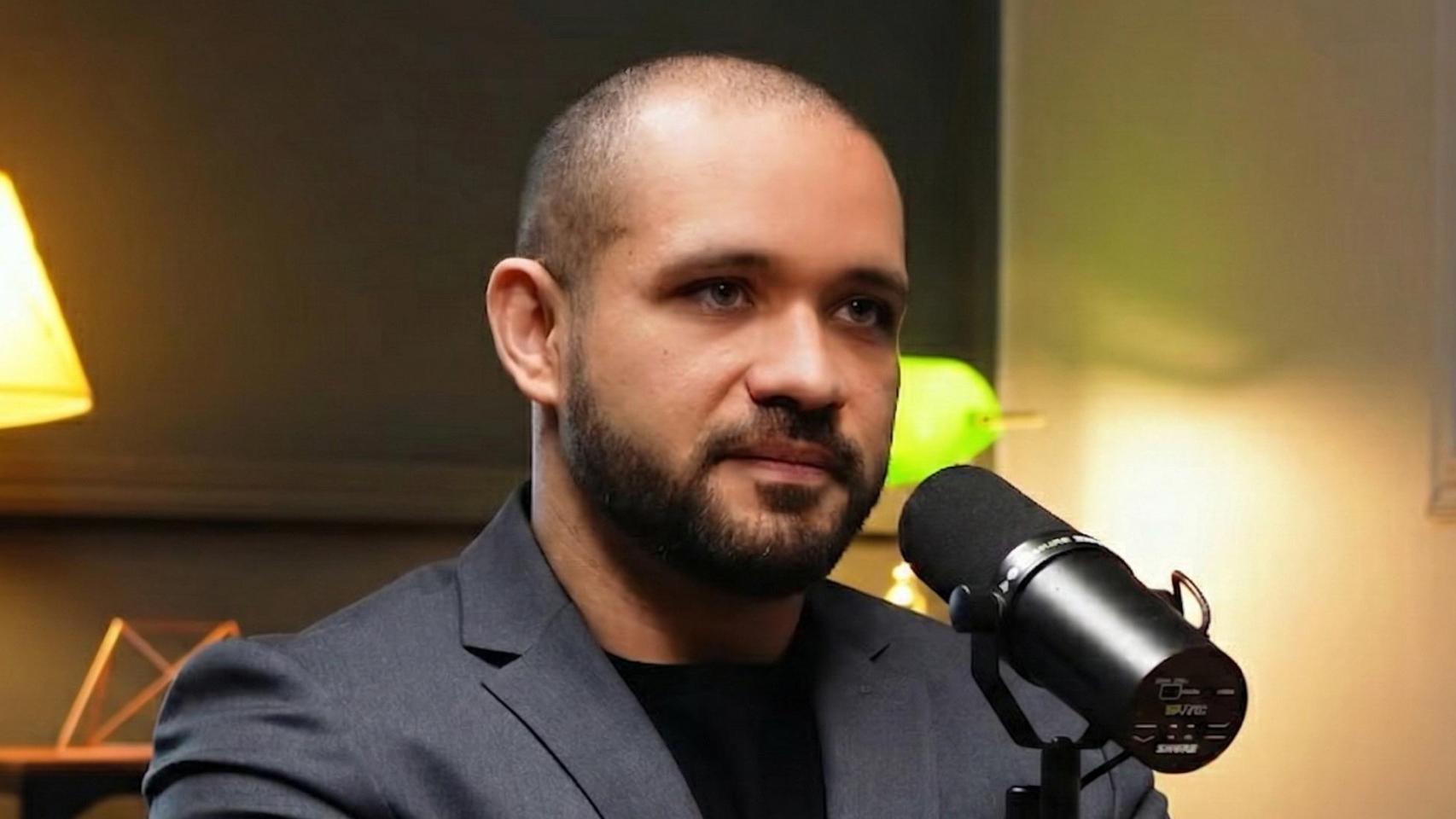 Captura de pantalla del doctor José Hernández en el pódcast La fórmula del Éxito de Uri Sabat