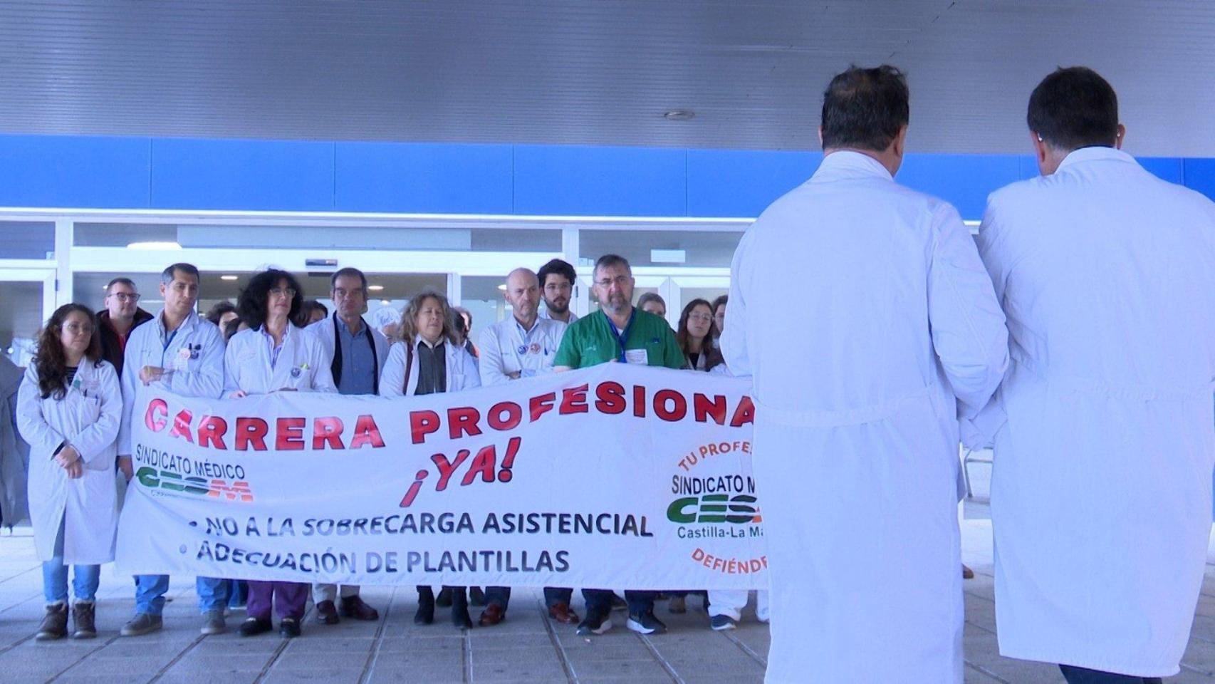 Imagen de los médicos manifestándose en el Hospital Universitario de Toledo.