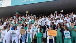Concentración de médicos en el primer día de huelga en Aragón
