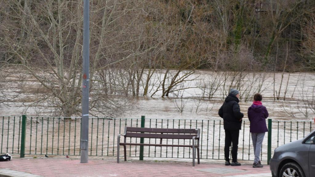 Un hombre y una mujer observan la crecida del río Duero en Tudela de Duero