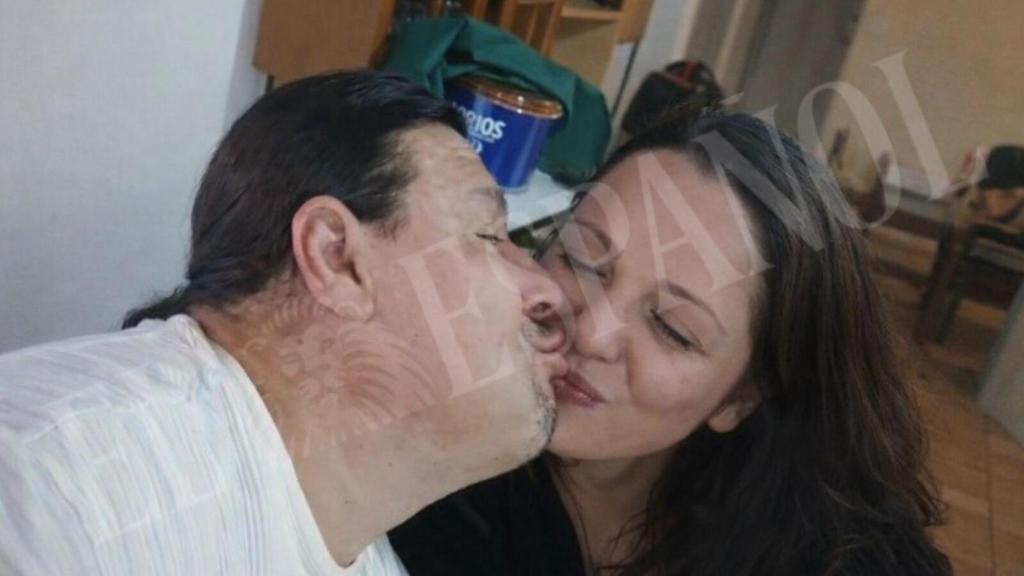 Alberto besando a Salma, en una celebración familiar, el 1 de noviembre de 2025 cuando en teoría estaba secuestrada.