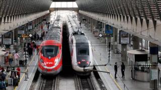 Varios trenes de alta velocidad aguardan en la Estación de Tren de Santa Justa de Sevilla.