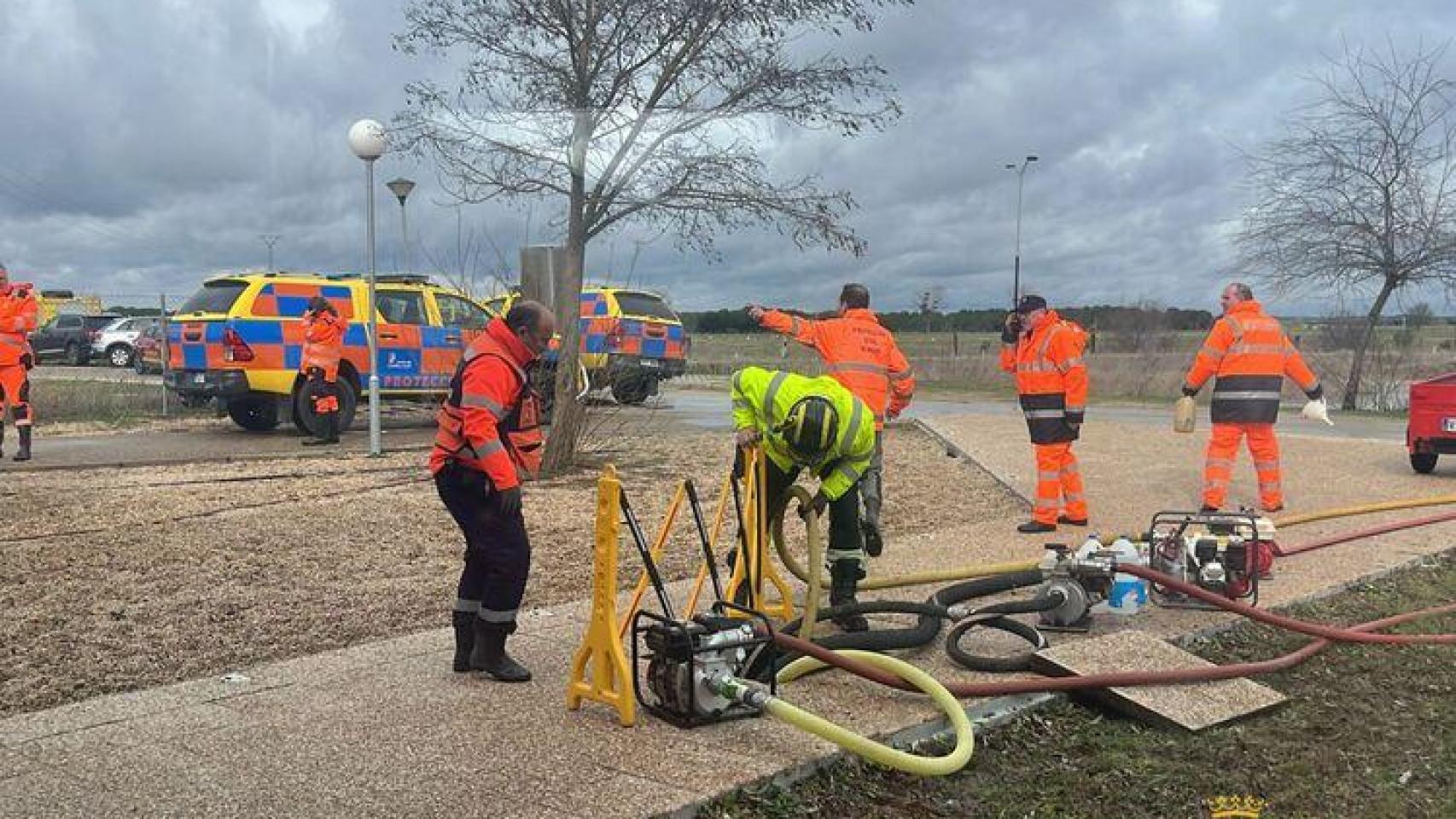Evacuación de una residencia de ancianos en Aldeamayor Golf.