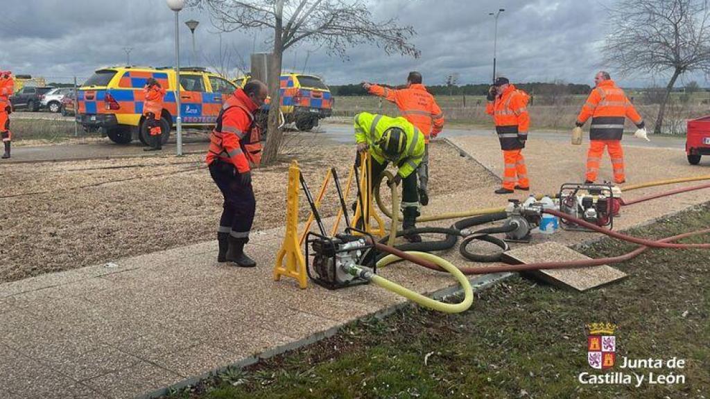 Evacuación de una residencia de ancianos en Aldeamayor Golf.