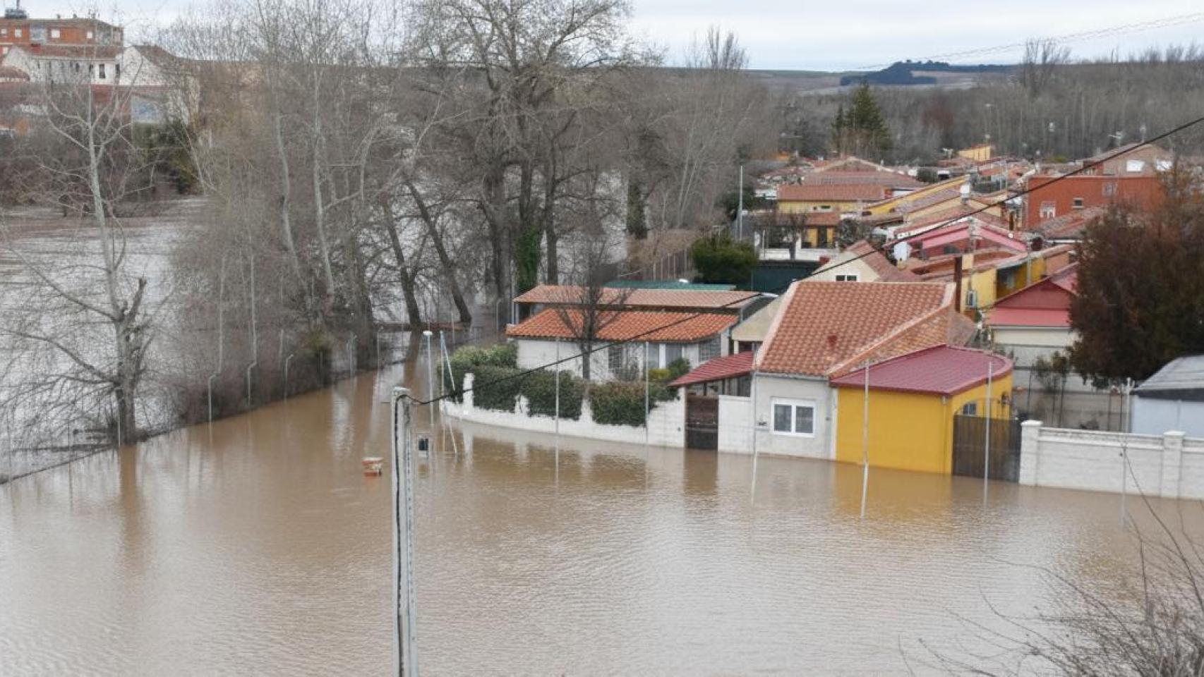 La crecida del río Duero ha anegado algunas de las casas de la urbanización del camping, que lleva desalojada desde el sábado