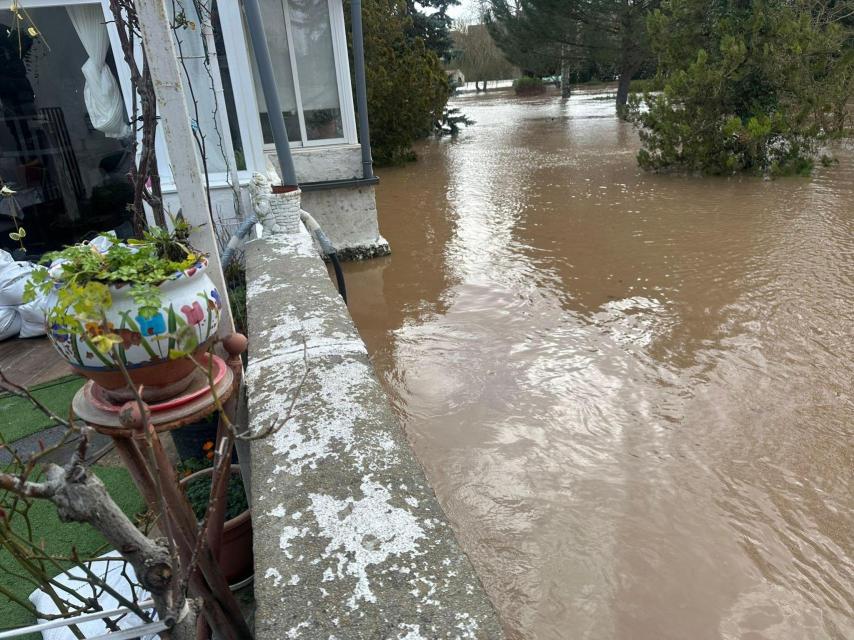El agua amenaza a pocos centímetros en una terraza de una vivienda de Tudela de Duero