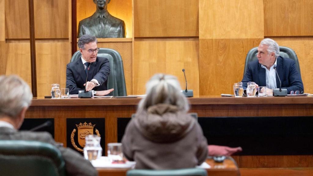 El concejal de Urbanismo, Víctor Serrano, en la comisión de su área, este lunes.