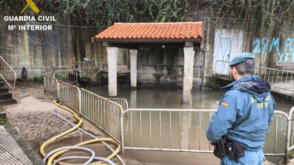 Denuncian un vertido de una empresa de obras en un lavadero de Cangas (Pontevedra)