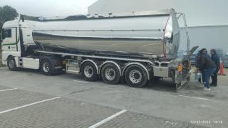 Imagen del camión cisterna en Aldeamayor Golf.