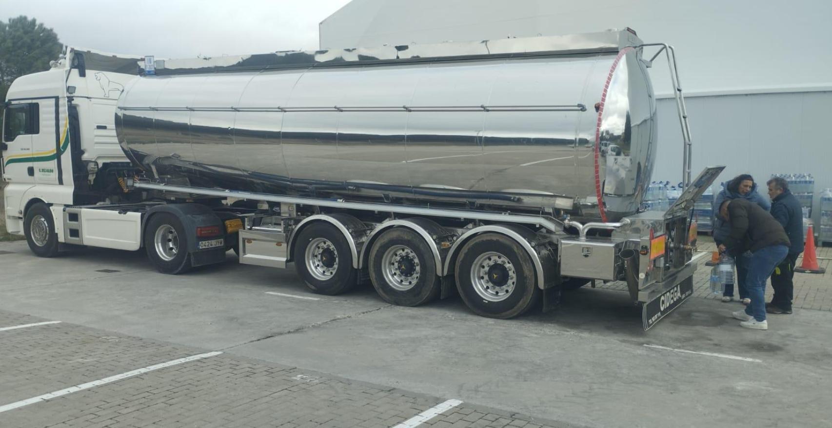 Imagen del camión cisterna en Aldeamayor Golf.