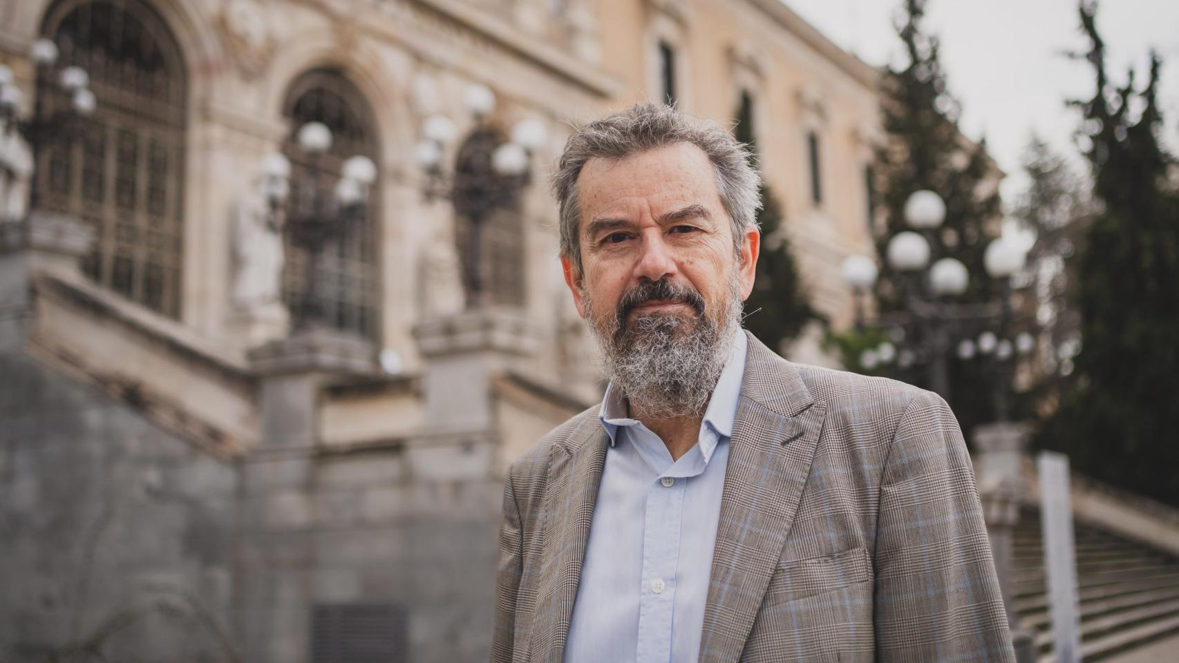 Juan Francisco Fuentes delante de la Biblioteca Nacional.