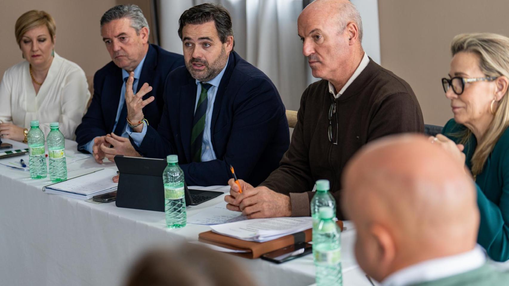 Núñez asiste a una reunión con la Federación de Usuarios de Aguas del Guadiana en Ciudad Real.