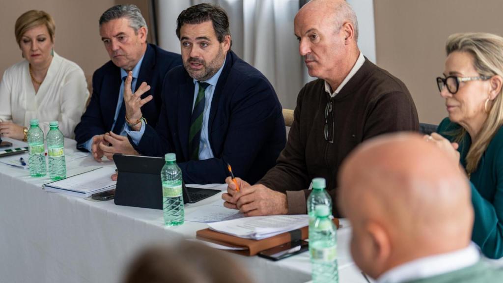 Núñez asiste a una reunión con la Federación de Usuarios de Aguas del Guadiana en Ciudad Real.