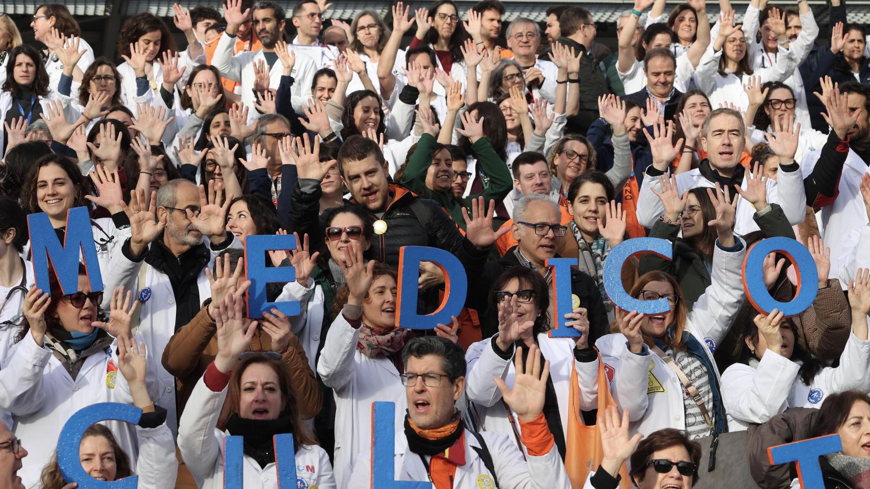 Concentración de médicos en la puerta del hospital Gregorio Marañon. en huelga contra la reforma del Estatuto Marco.