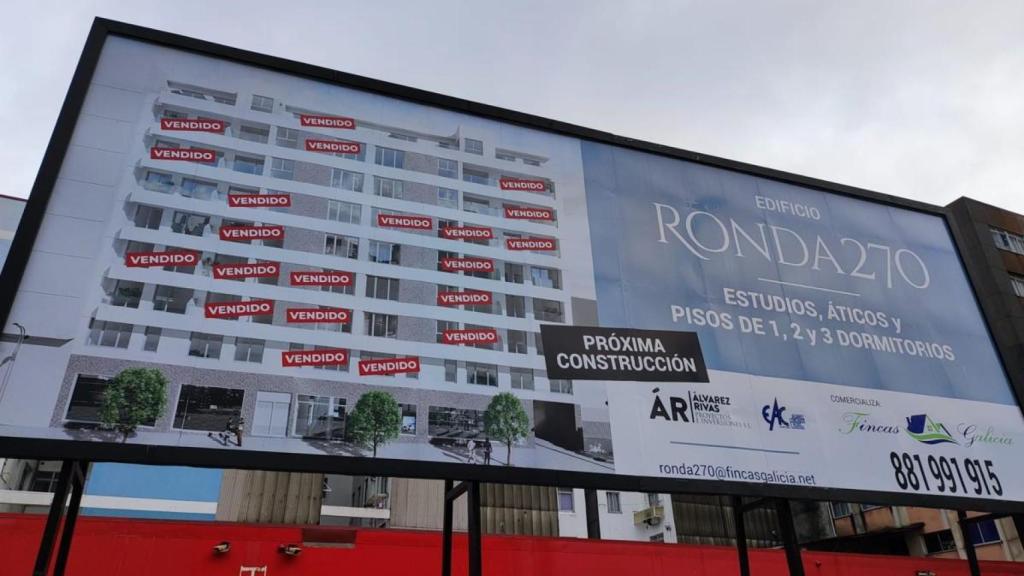 Anuncio de la promoción inmobiliaria en el número 270 de la ronda de Outeiro de A Coruña.