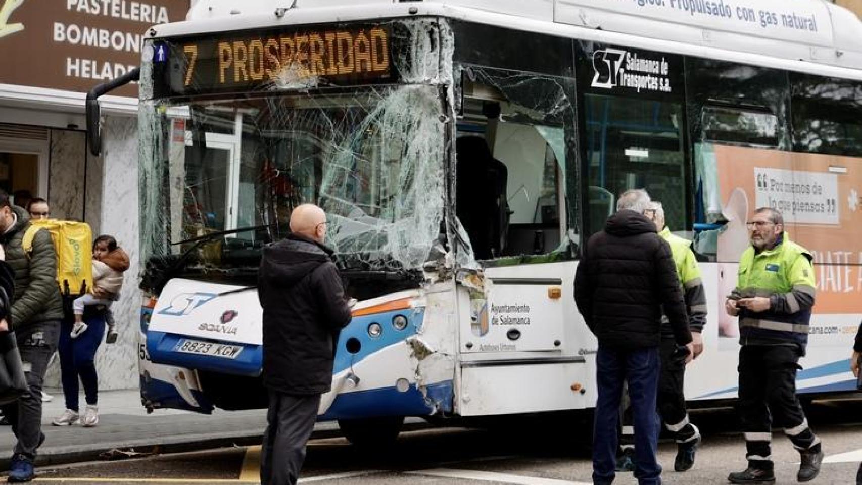 Tres heridos en una colisión de un aurobus urbano en la avenida Portugal de Salamanca.
