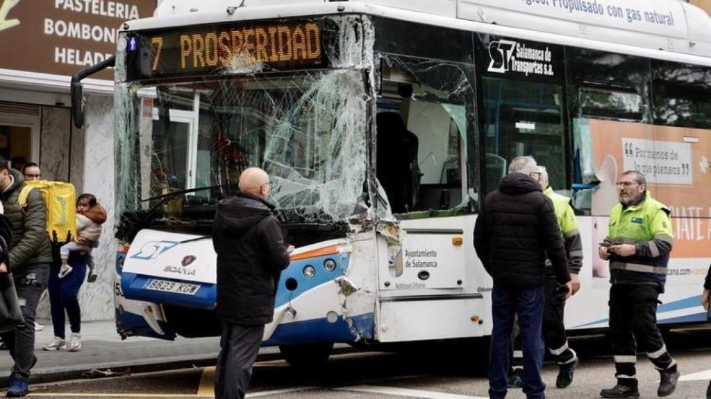 Tres heridos en una colisión de un aurobus urbano en la avenida Portugal de Salamanca.