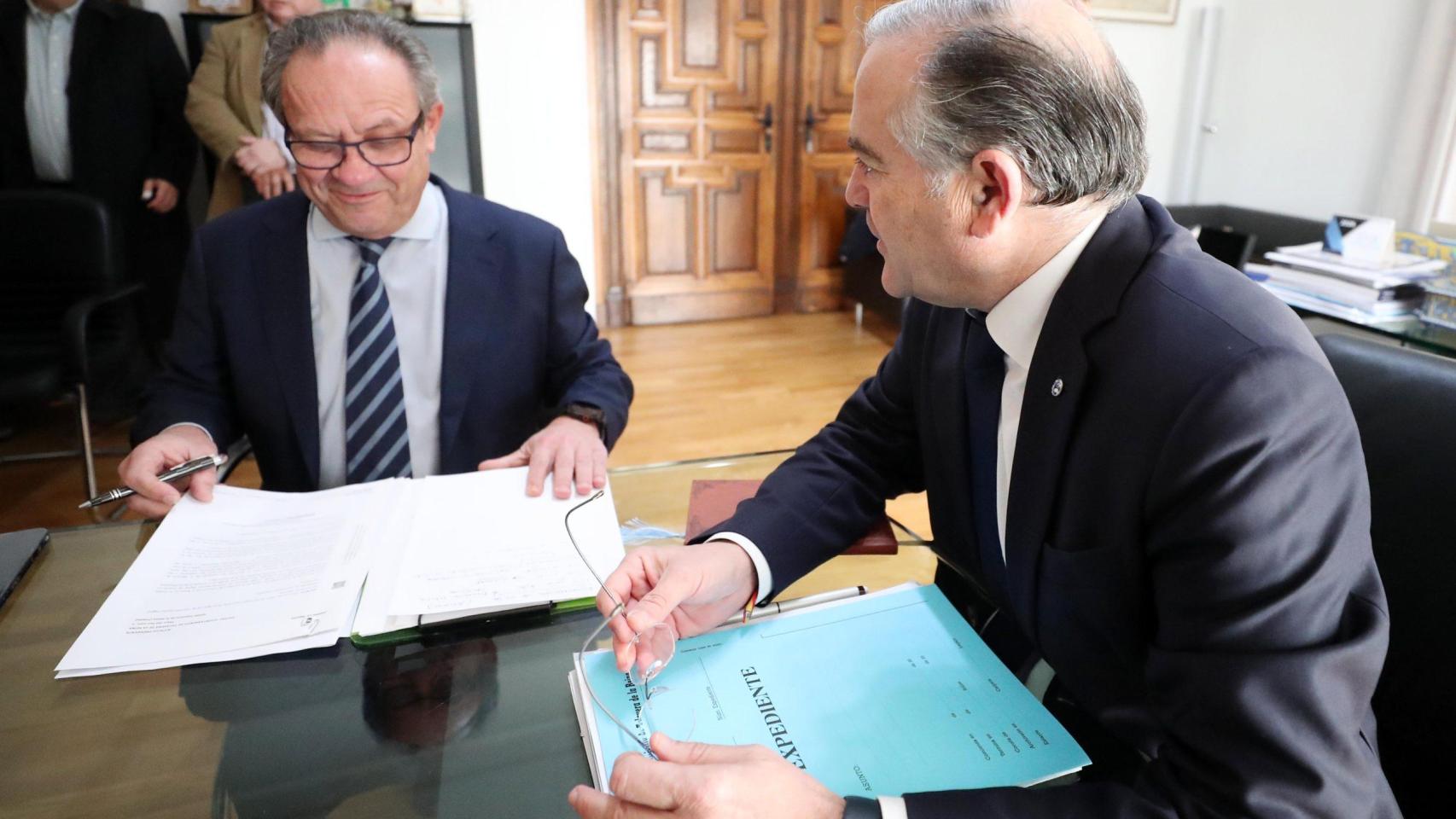 El alcalde de Talavera de la Reina, José Julián Gregorio, junto a Juan Alfonso Ruiz Molina, consejero de Hacienda, Administraciones Públicas y Transformación Digital.