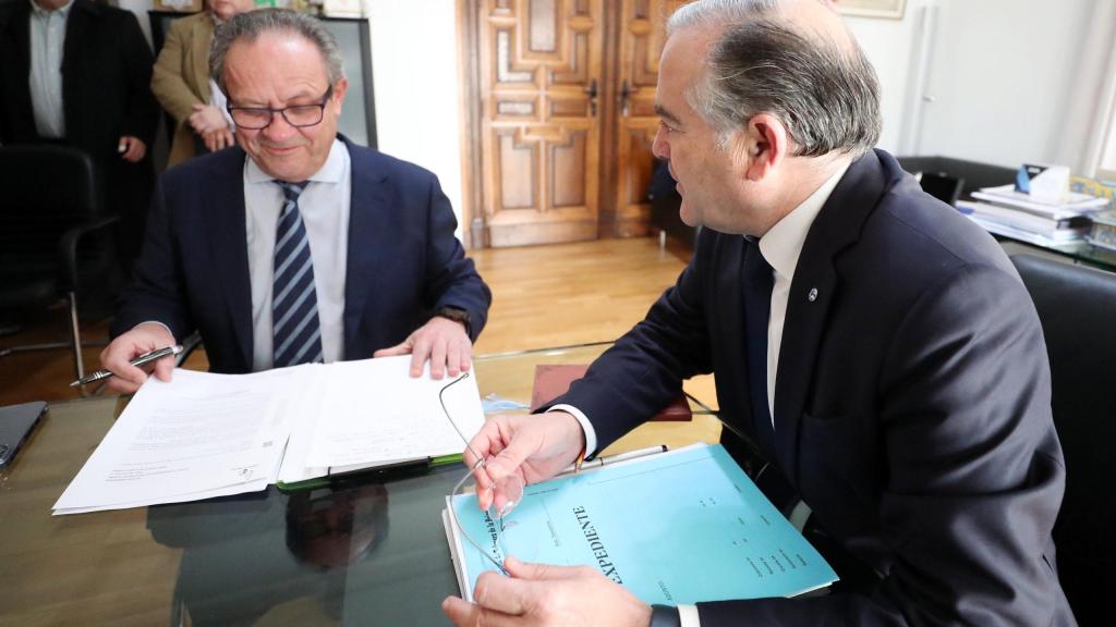 El alcalde de Talavera de la Reina, José Julián Gregorio, junto a Juan Alfonso Ruiz Molina, consejero de Hacienda, Administraciones Públicas y Transformación Digital.