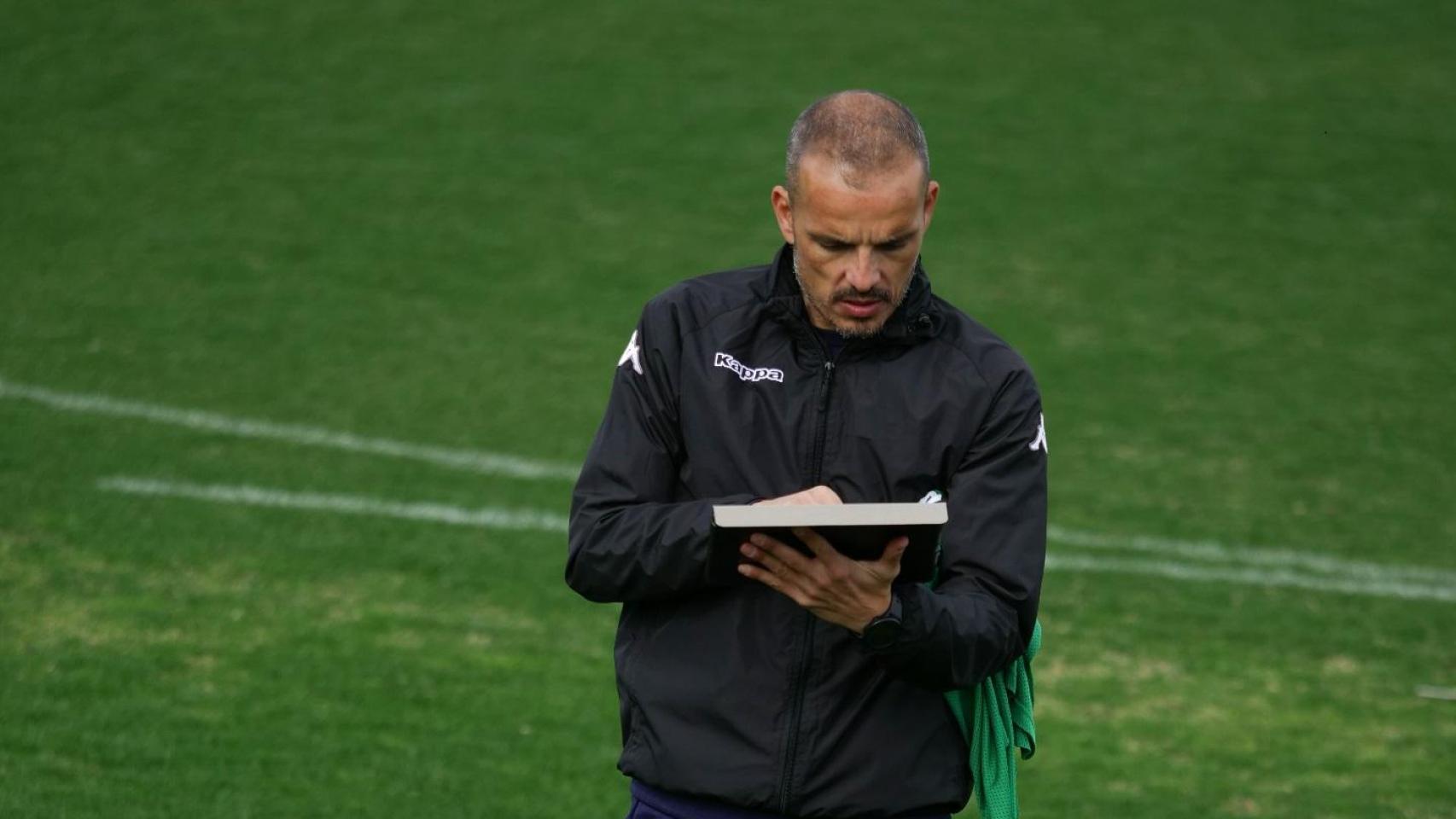 El entrenador Beto Company.