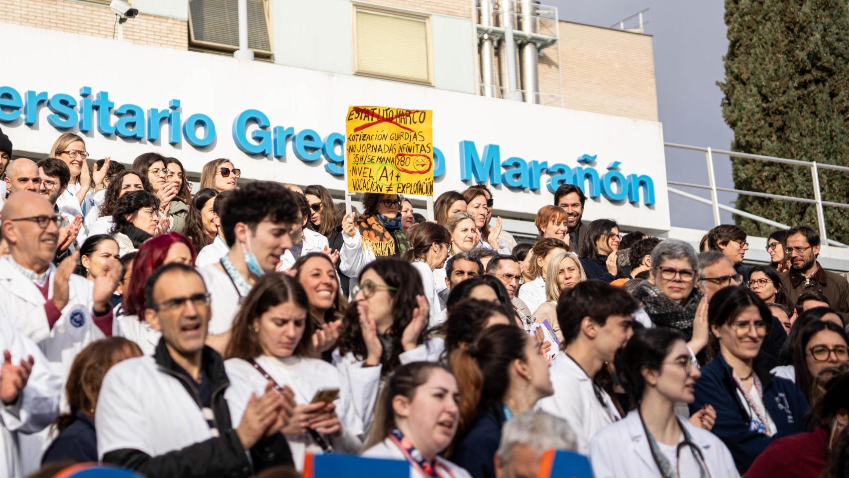 Médicos concentrados frente al Hospital Gregorio Marañón, en Madrid.