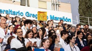 Médicos concentrados frente al Hospital Gregorio Marañón, en Madrid.