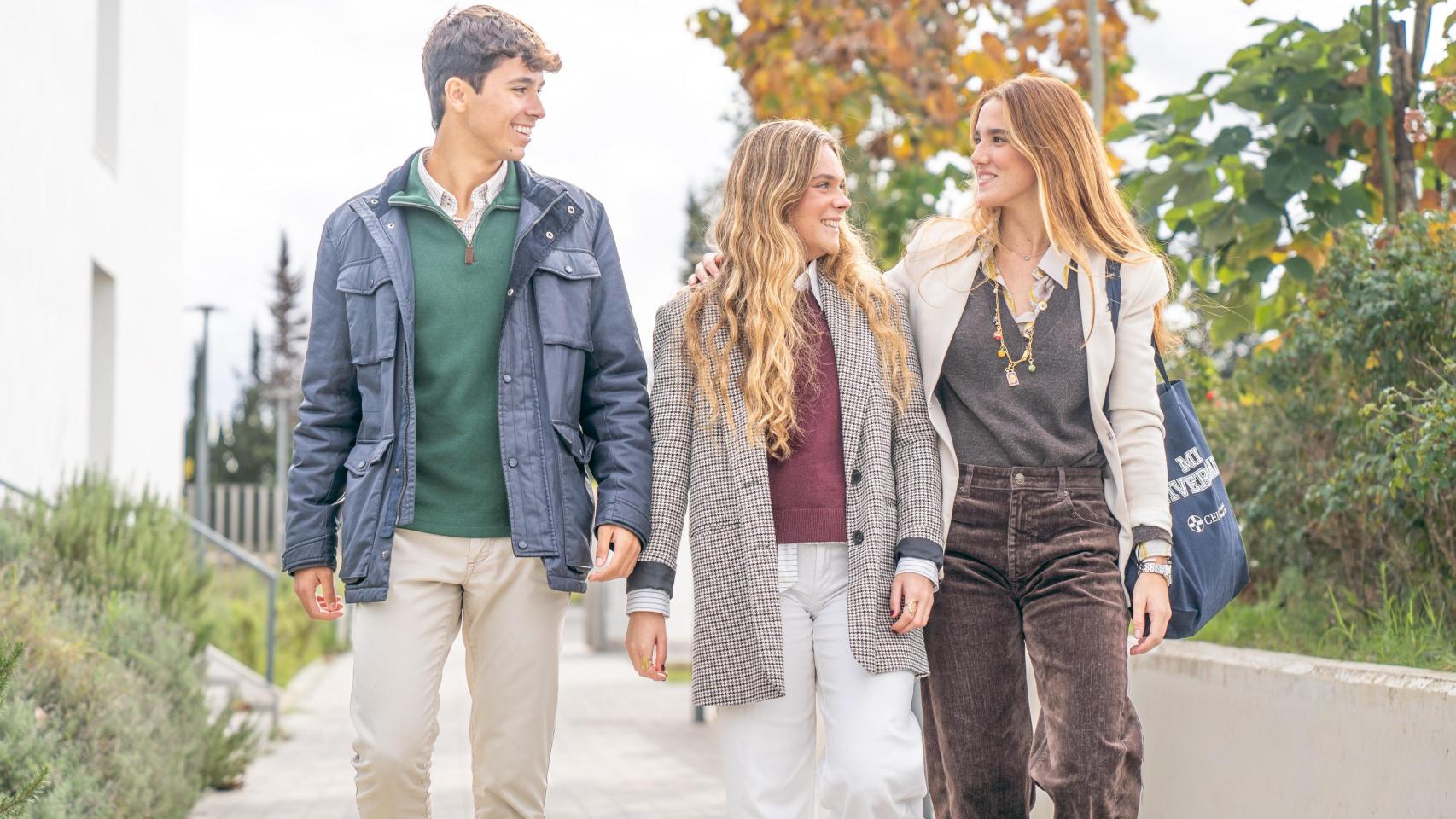 Un grupo de alumnos de la Universidad CEU Fernando III en el entorno del campus universitario.