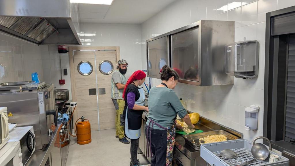 Familias en la cocina del colegio de Peñaflor de Gállego.