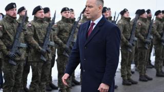 El presidente de Polonia, Karol Nawrocki, pasa revista a las tropas en Puck el pasado 10 de febrero.