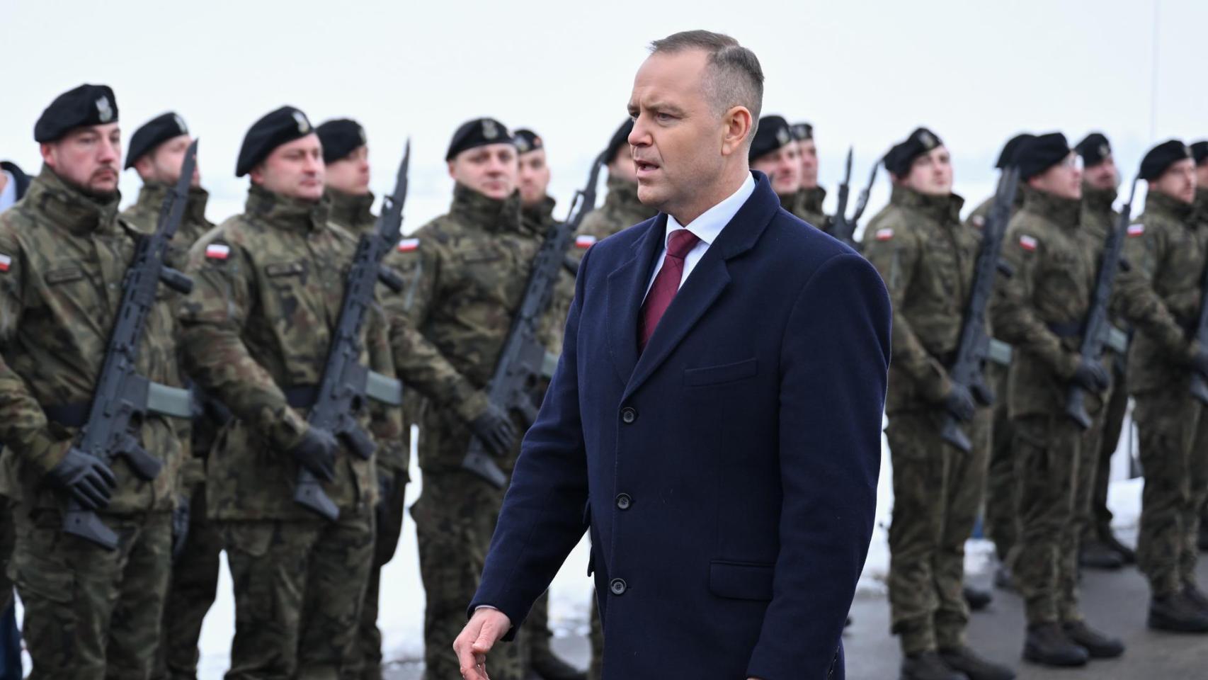 El presidente de Polonia, Karol Nawrocki, pasa revista a las tropas en Puck.