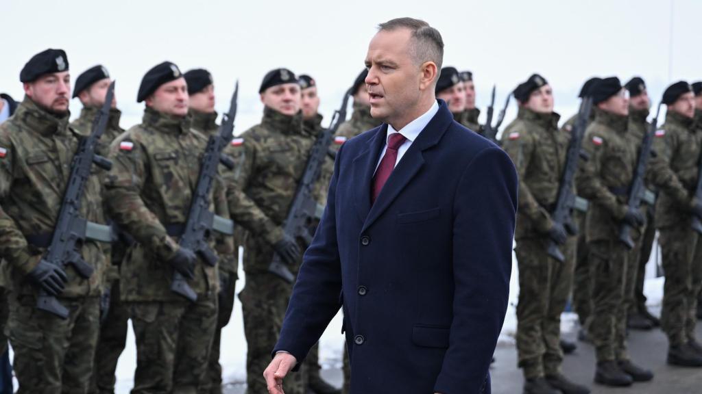 El presidente de Polonia, Karol Nawrocki, pasa revista a las tropas en Puck.