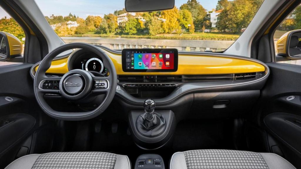 Interior del Fiat 500 híbrido.