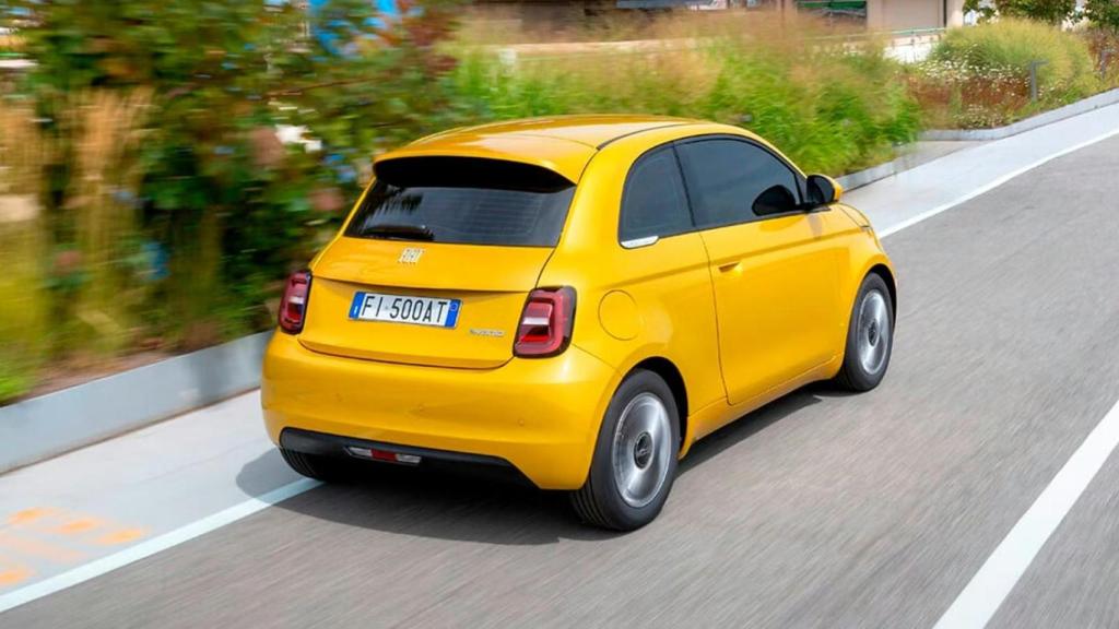 Vista trasera del Fiat 500 híbrido.