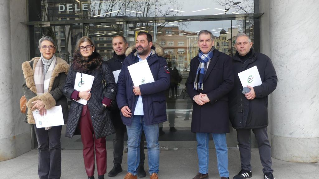 Responsables de CSIF ante la puerta de la Delegación Territorial Zamora.