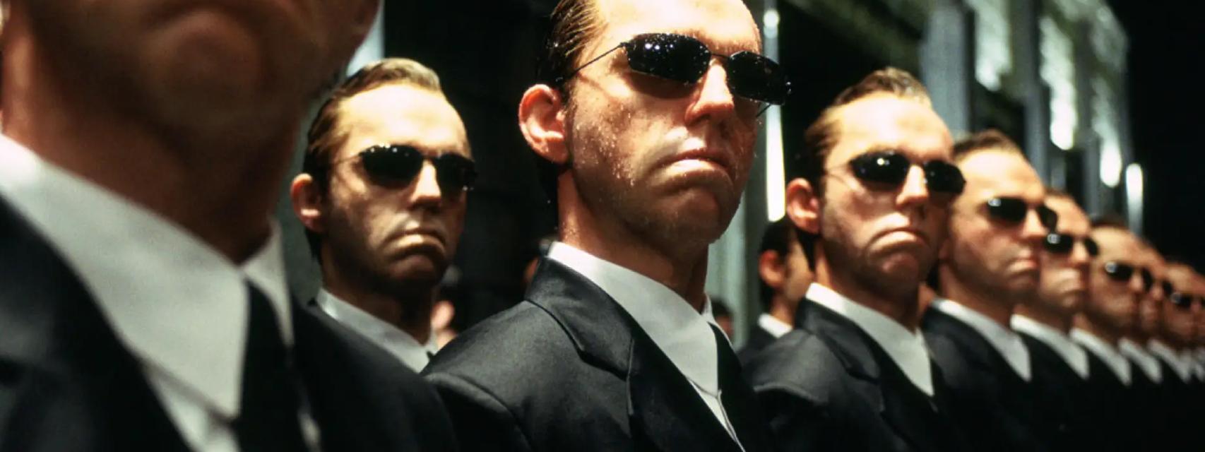 Los agentes Smith en 'Matrix'.