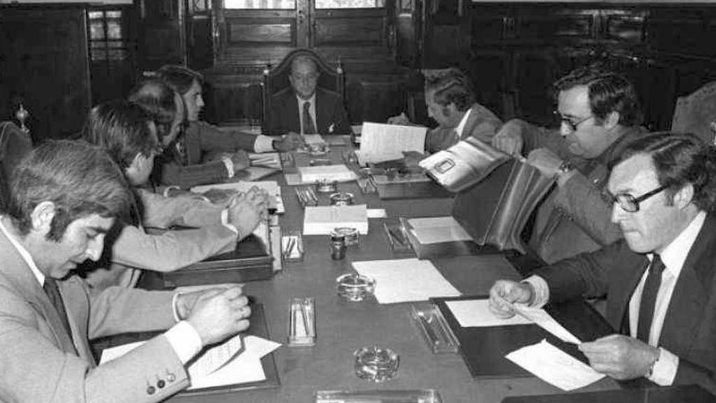 Los padres de la Constitución, trabajando sobre ella.