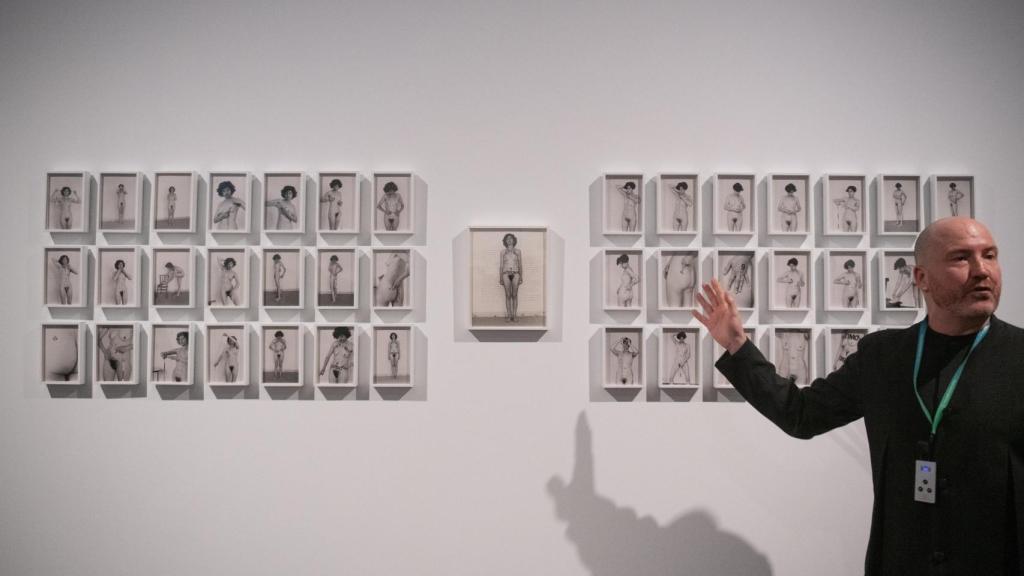 Manuel Segade explica la serie de Esther Ferrer 'Íntimo y personal', realizada en 1977 y 1992. Foto: Fernando Sánchez/Europa Press