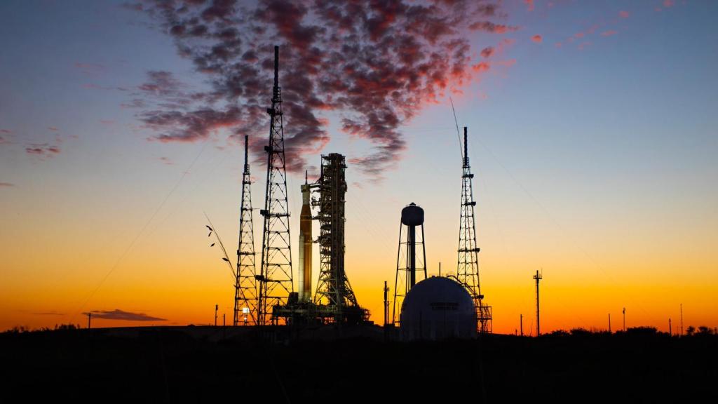 El cohete SLS y la nave Orion en la plataforma de lanzamiento del Centro Espacial Kennedy en Florida.