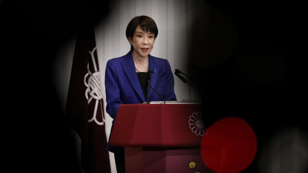 La primera ministra japonesa Sanae Takaichi, líder del gobernante Partido Liberal Democrático (PLD), habla durante una rueda de prensa en la sede del PLD en Tokio.