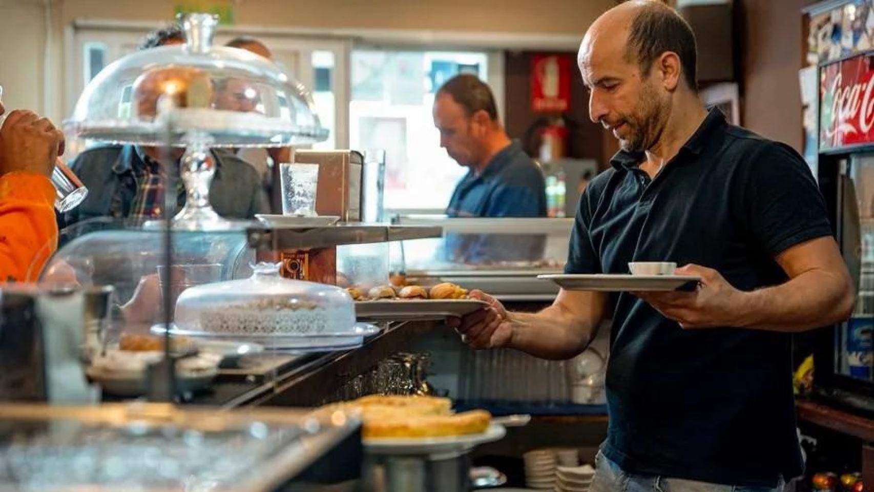 Un empresario atiende su bar en una imagen de archivo.