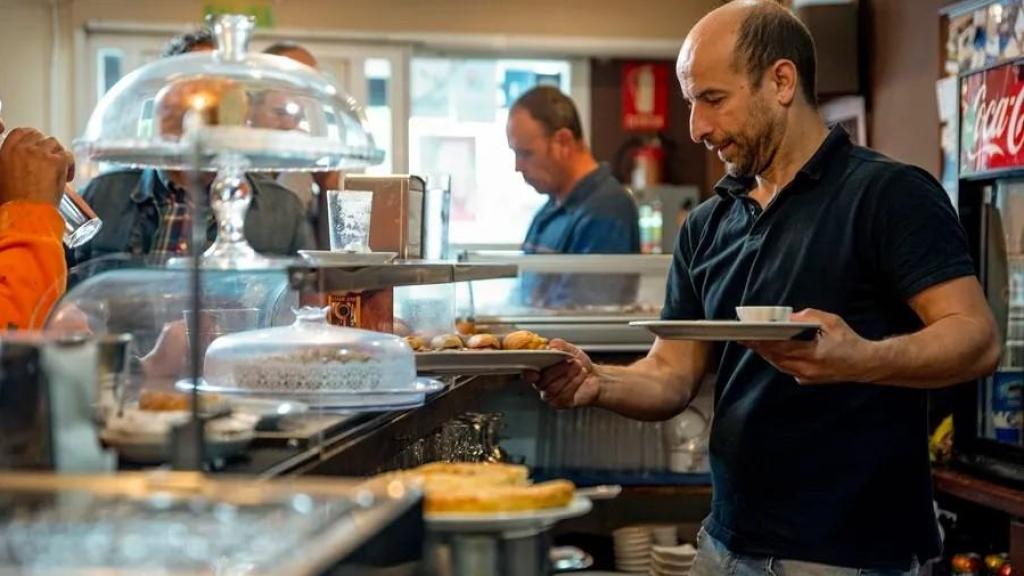 Un empresario atiende su bar en una imagen de archivo.