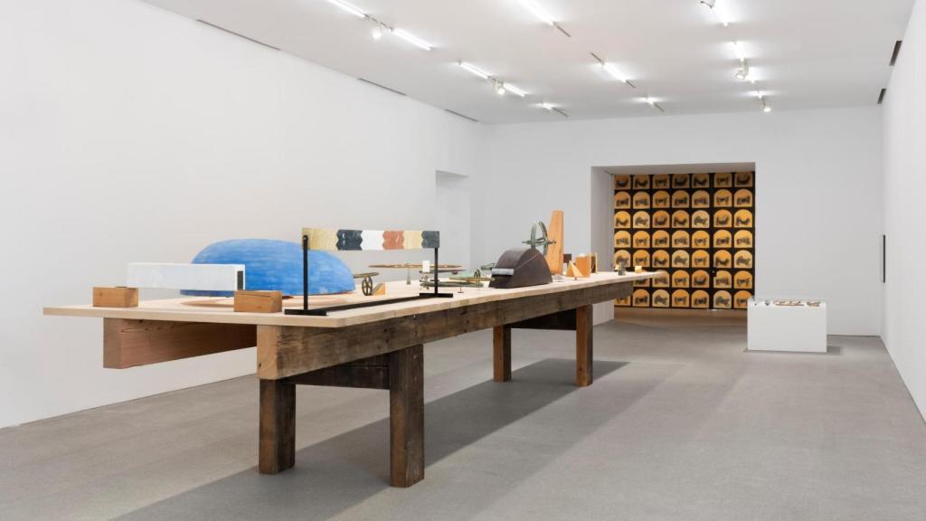 Vista de Sala 11, 'Estructuralismo escultórico en los años setenta'. En primer plano: Juan Navarro Baldeweg, 'La mesa', 1974-2005. Museo Reina Sofía. Fotografía: Roberto Ruiz. © Juan Navarro Baldeweg, VEGAP, Madrid, 2026