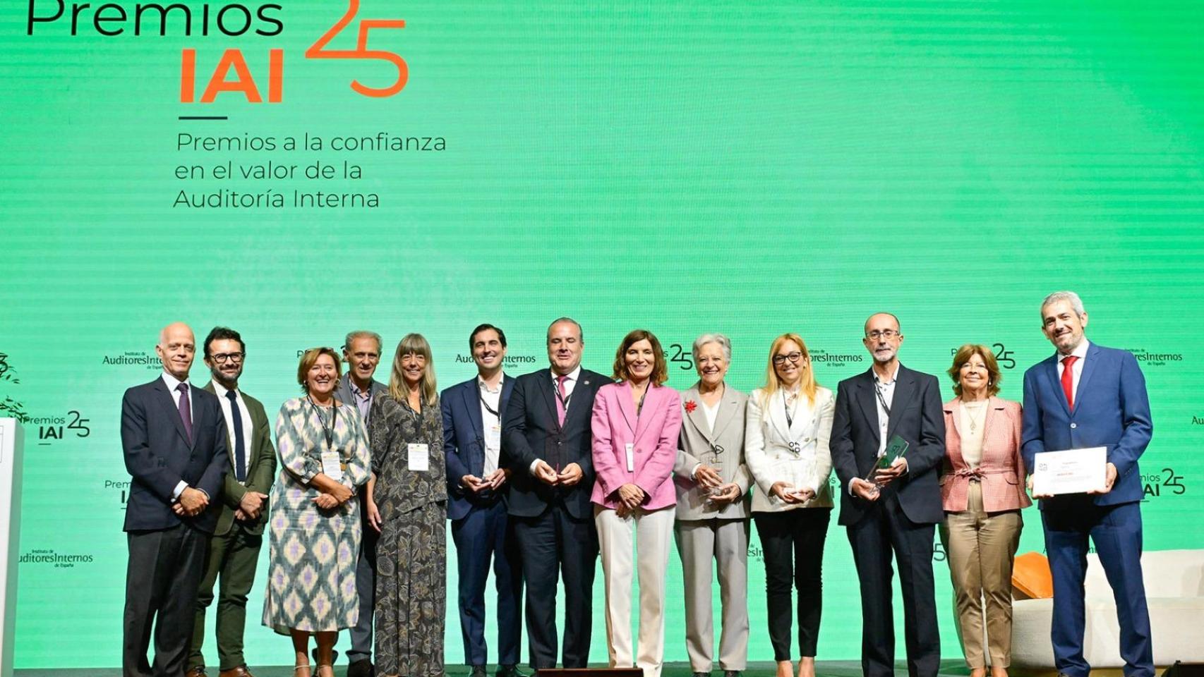 Foto de familia de los galardonados y varios miembros del jurado de los Premios a la Auditoría Interna del año pasado.