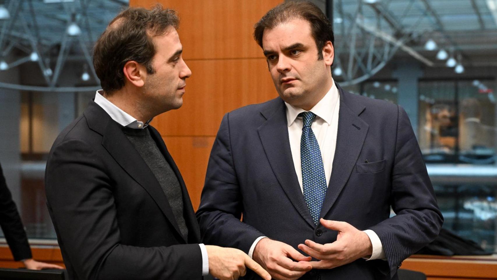 El ministro de Economía, Carlos Cuerpo, conversa con el presidente del Eurogrupo, Kyriakos Pierrakakis, durante la reunión de este lunes en Bruselas