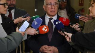 El europarlamentario Javier Zarzalejos, que lidera la delegación del Parlamento Europeo que se reúne con autoridades y miembros de la judicatura, entre otros, para evaluar la independencia judicial y los esfuerzos contra la corrupción, declara ante medios de comunicación en Madrid, este lunes.