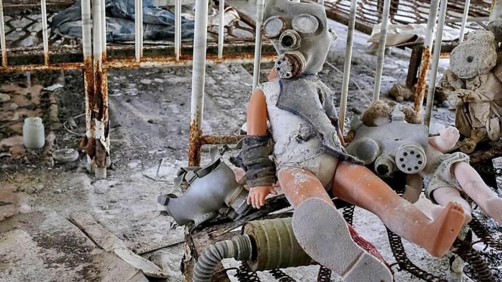 Muñecos cubiertos con restos de equipo antirradiación en la ciudad de Pripyat junto a la central nuclear de Chernóbil.