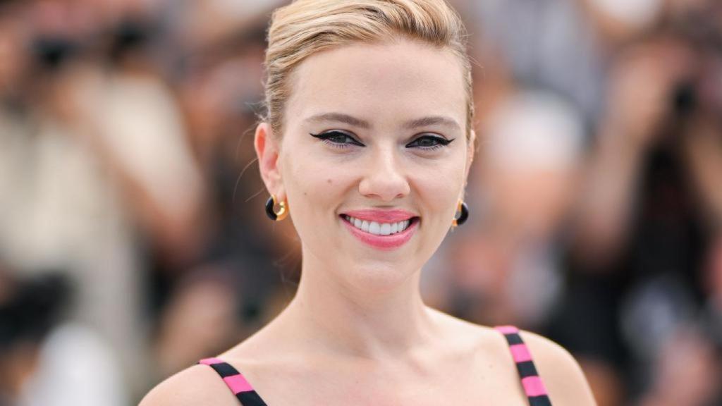 Scarlett Johansson opta por mantener a su familia lejos de los focos.