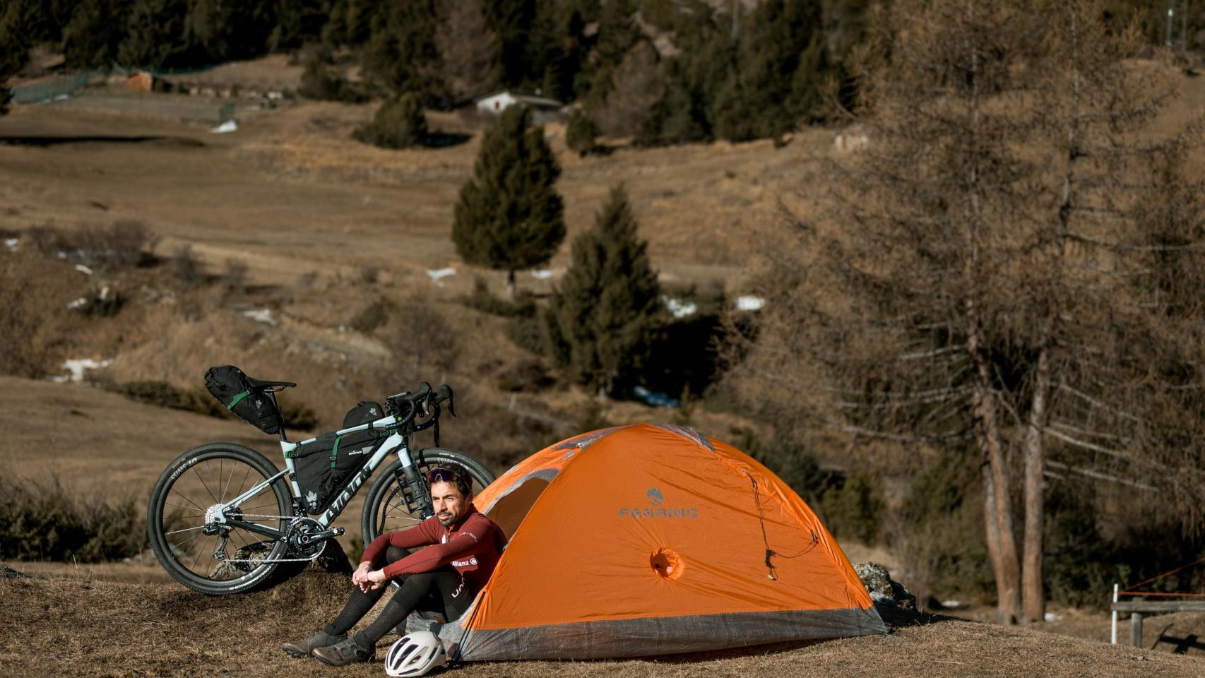 El italiano Omar Di Felice, en la tienda de campaña.