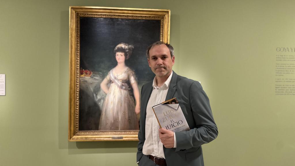 Luis Zueco posa con su libro en la exposición 'Goya. Interludio', del Patio de la Infanta.