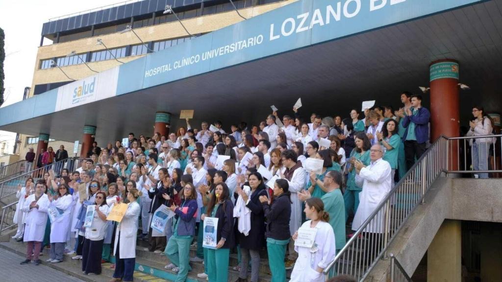 EuropaPress_7297768_concentracion_puertas_hospital_clinico_universitario_lozano_blesa_zaragoza